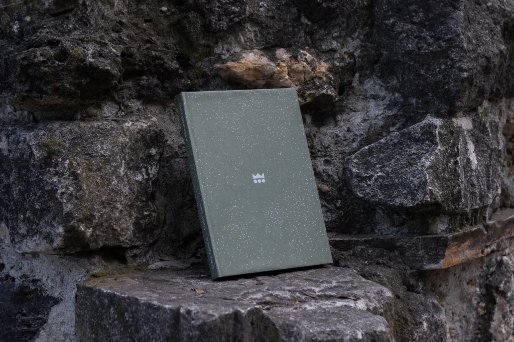 Hogyan lesz egy zseniális színdarabból könyv? Avagy a közösség ereje, amihez hozzá tudsz tenni